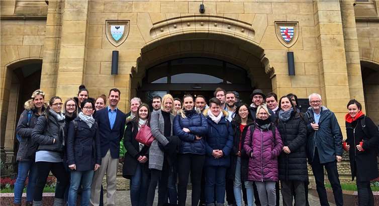 Die Fachschule für Altenpflege (Klasse FS AAP 18 a) der BBS des Landkreises Ahrweiler vor der Einrichtung der Fondation J. P. Pescatore mit Generaldirektor Vandenbosch (1. Reihe, 4. von links).Foto: privat