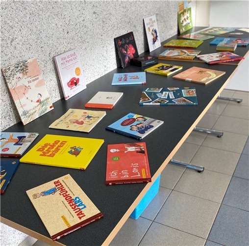Die Fachstelle Frühe Hilfen und Kita-Sozialarbeit hatte eine Buchausstellung organisiert.  Foto: privat