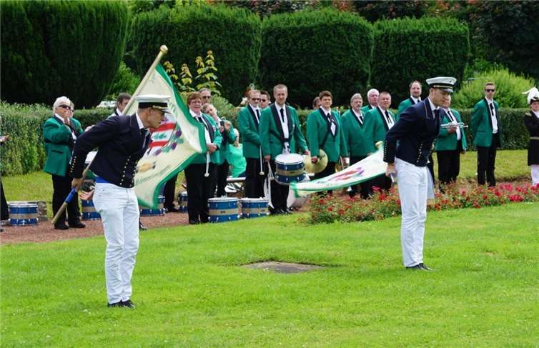 Die Fähnriche Christian Feltens und Hendrik Sartor zeigten beim Synchron-Fähndelschwenken ihr Können.