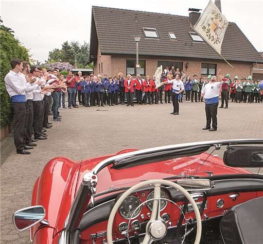 Die Fähnriche der befreundeten Junggesellenvereine zeigten beim Festzug in Oberdrees ihr Können.