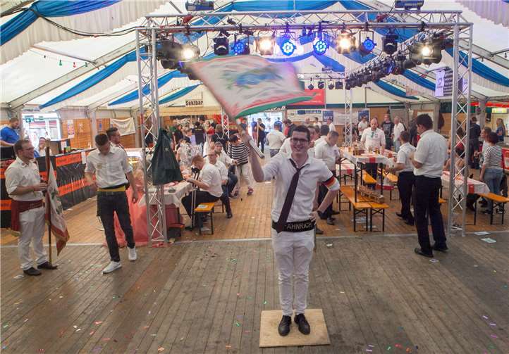 Die Fähnriche der befreundeten Junggesellenvereine zeigten beim Junggesellen fest in Heimerzheim ihr Können.