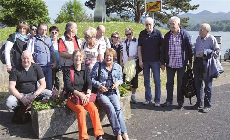 Die Fährnarren um den Vorsitzenden Harald Pöhler (3.v.r.) trafen sich zum Start ihres traditionellen Wandertages an der Rolandsecker Fähre - einige Wanderfreunde waren schon bis hierhin per pedes gekommen. AB