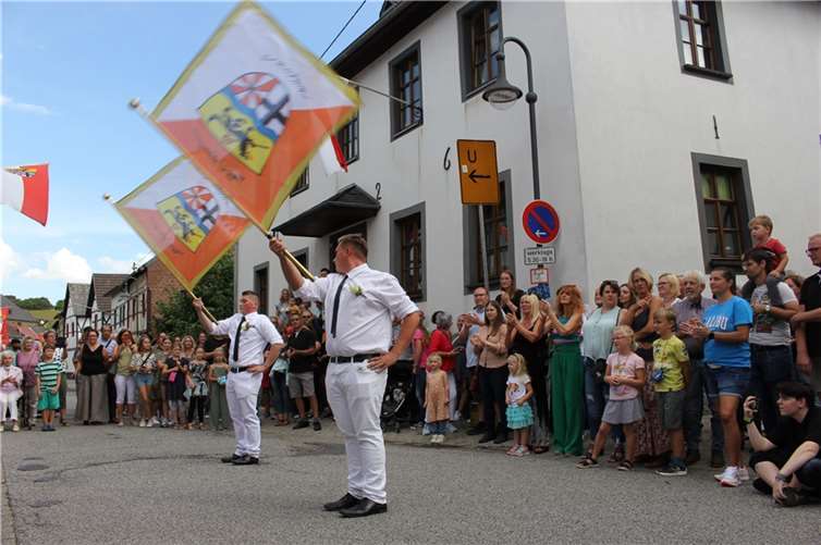 Die Fändelschwenker Julian Wollny (vorne) und Tim Wollny zeigten beim Schauschwenken vor einer stattlichen Zuschauerkulisse auf der Großen Gasse ihr Können.