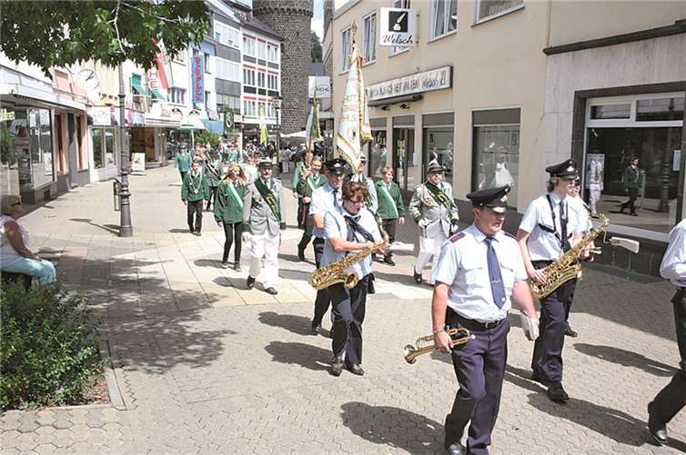 Die Fahne des Schützenbundes Maria Laach in der Mayener Fußgängerzone.