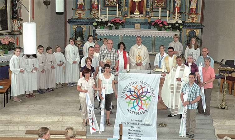 Die Fahne mit dem Logo wurde an alle Pfarreien verteilt. -UM-