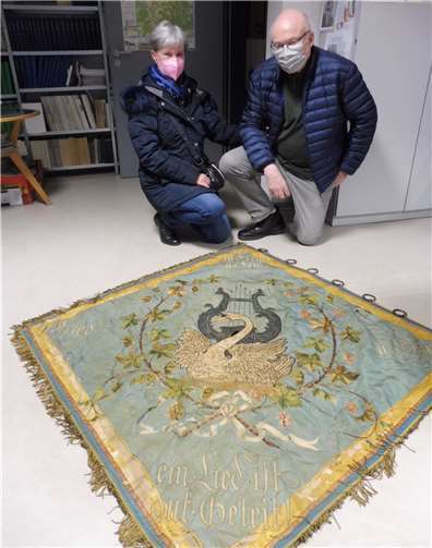 Die Fahne von 1894, Vorderseite, mit ihren „Rettern“ Stefanie und Horst Unkelbach. Fotos: Stadtverwaltung Lahnstein