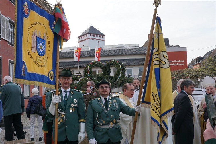Die Fahnen der EGS vor der Weißenthurmer Wahrzeichen.