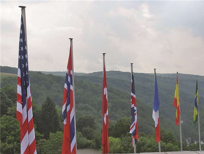 Die Fahnen sollen wehen - welche Nationen bringen sich beim Interkulturellen Fest im Sommer 2015 ein und hauchen dem Fest den nötigen Wind ein?privat