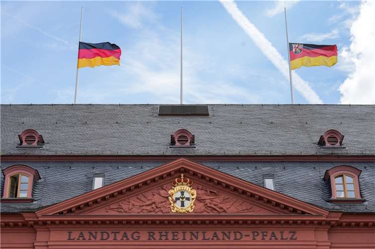 Die Fahnen wehen auf halbmast.  Foto: Landtag Rheinland-Pfalz