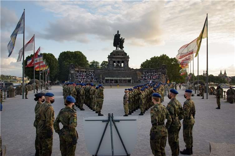 Die Fahnenbandverleihung fand am geschichtsträchtigen Deutschen Eck statt. Foto: Presse- und Informationszentrum des Sanitätsdienstes der Bundeswehr/Grueterich