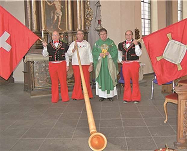 Die Fahnenschwinger Sämi Emmenegger, Uerli Hodel, Pastor Alexander Kurp und Ernst Niederberger.