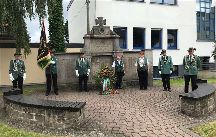 Die Fahnentruppe mit v.li. Kevin Romich, Markus Kohl, Dennis Kambeck, Königstruppe mit 1. Ritterin Heike Backhaus, Königin Nicole Schneider, 2. Ritter Hans-Jörg Hoffmann sowie Major und 1. Vorsitzender Sascha Vohl.Quelle: Schützengilde Raubach
