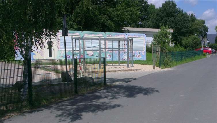 Die Fahrbahn direkt am Schulhof der Grundschule mit Spielgerät. UWG