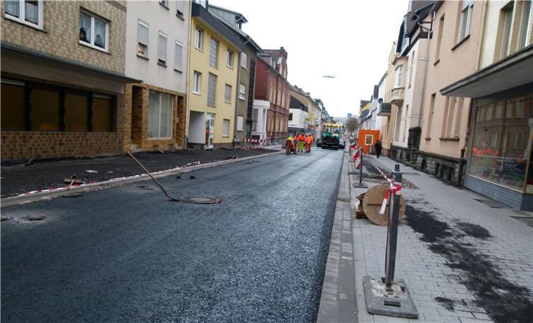 Die Fahrbahn erhält ihre neue Decke, ein augenfälliges Indiz dafür, dass sich die Arbeiten dem letzten Abschnitt nähern.privat