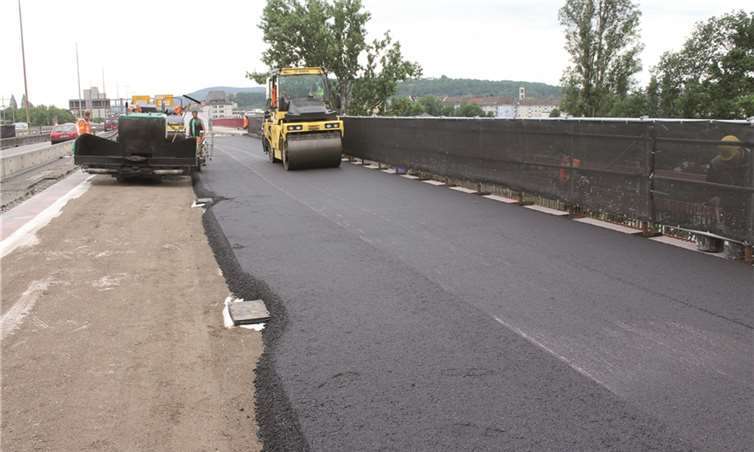 Die Fahrbahndecke der Vorlandbrücke wird erneuert. Privat