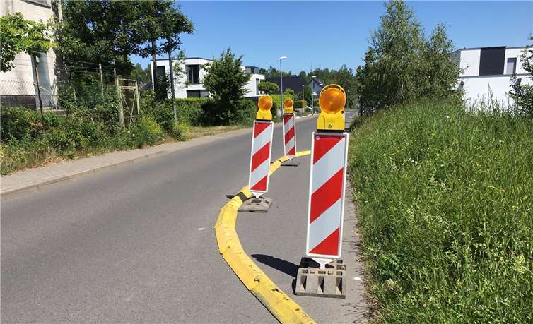 Die Fahrbahnverengung.