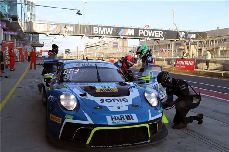 Die Fahrer beim Fahrerwechsel in der Boxengasse.