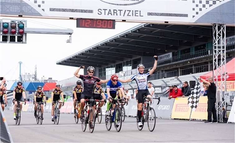 Die Fahrer des 24h-Radrennens fahren durchs Ziel. Fotos: Sportograf / Rad am Ring