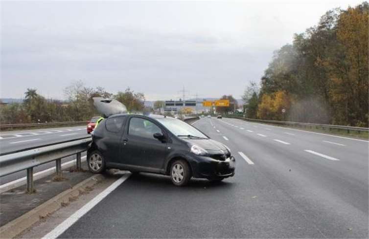 Die Fahrerin dieses Pkw blieb unverletzt, das Auto war noch fahrbereit. Polizeipräsidium Koblenz