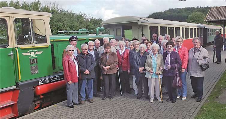 Die Fahrgäste aus Rieden vor dem Vulkan-Express.privat