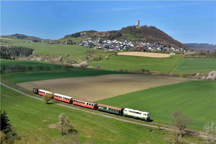 „Vulkan-Expreß“ nun direkt ans Wanderwegenetz angebunden Die Fahrgäste des „Vulkan-Expreß“ auf der Brohltalbahn können nun auf perfekt markierten Wegen nach Maria Laach oder zur Burg Olbrück und nach Bad Neuenahr wandern. Foto: Martin Hörger