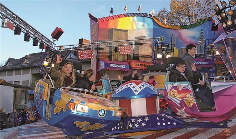 Die Fahrgeschäfte waren bereits am ersten Tag der Kirmes gut besucht.