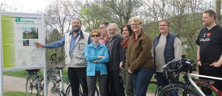 Die Fahrrad AG des Bürgerforums bei einer ihrer zahlreichen Besichtigungstouren; hier am Startpunkt der Barbarossasschleife. Bürgerforum
