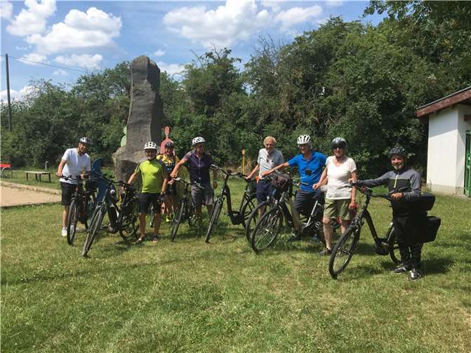 Die Fahrradgruppe nach der Mittagsrast in Polch am Alten Bahnhof.  Foto: privat