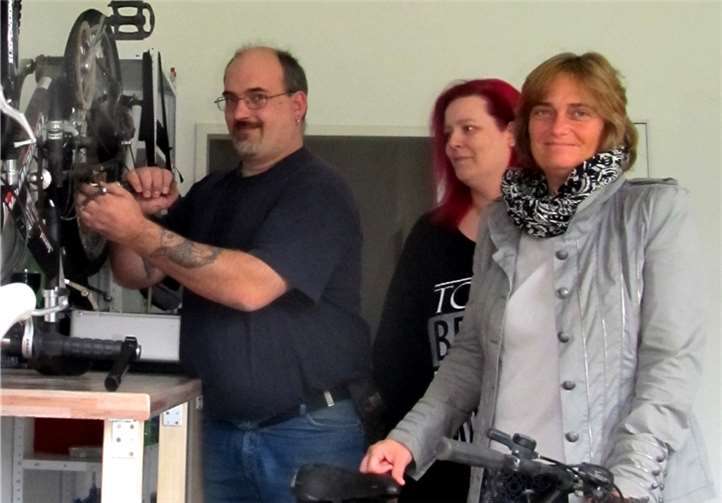Die Fahrradwerkstatt von "Familie sayn" mit Mike, Anja Strecker und re. Dr. Ute Stuhlträger-Fatehpour.