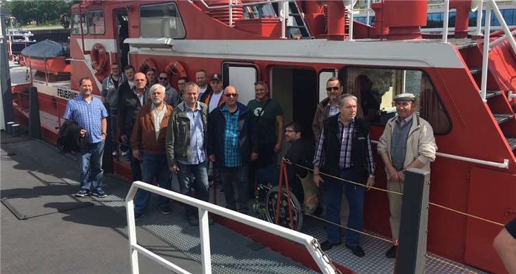 Die Fahrt mit dem Feuerlöschboot „Branddirektor Hans“ war ein Highlight des Ausfluges.privat