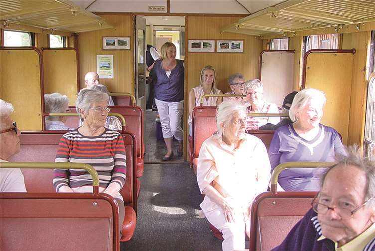 Die Fahrt mit dem Vulkan Express bereitete den Senioren der Villa Romantica viel Vergnügen mit spaßigen Einlagen, Volkslieder singen, Kaffee und Kuchen und nicht zuletzt wegen den herrlichen Ausblicken auf eine schöne Landschaft. privat