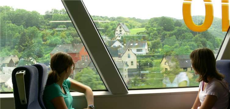 Die Fahrten mit der Eifelquerbahn sind längst Geschichte. Eine Reaktivierung seitens der DB AG wurde sowohl für den Personenverkehr als auch für die touristische Nutzung als unwirtschaftlich abgelehnt. Der Kreistag sprach sich jetzt für den Erwerb der Strecke nach der Entwidmung aus, um sie als Radweg umzugestalten.Foto: Archiv/red.