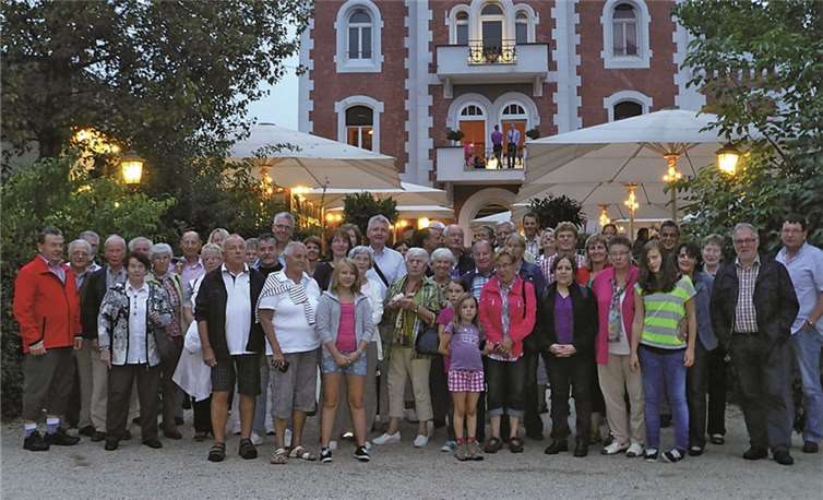 Die Fahrtteilnehmer vor dem Brauereigebäude in Lahnstein. privat