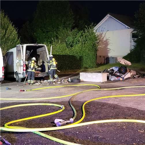 Die Fahrzeuge mussten ausgeräumt werden, um auch die Ladung ablöschen zu können. 