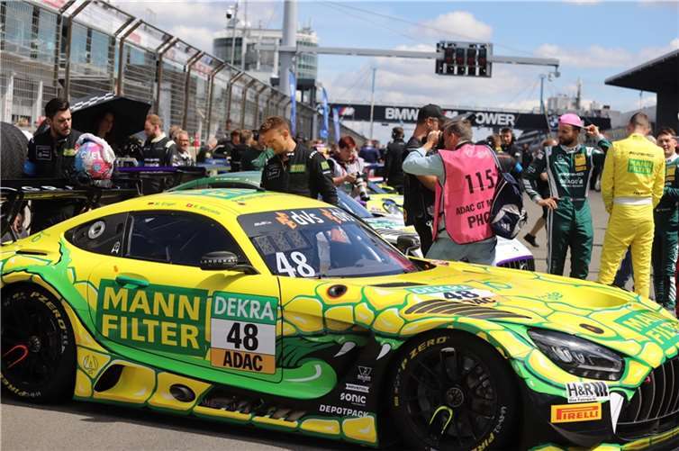 Die Fahrzeuge und Fahrer präsentierten sich in der Startaufstellung.  Fotos: WAMFO.DE