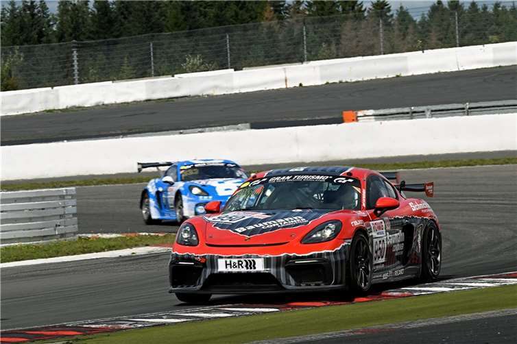 Die Fahrzeuge von Schmickler Performance blieben auch beim achten NLS-Lauf Erfolgsgaranten. Im Vordergrund der von Stefan und Markus Schmickler sowie Horst Baumann pilotierte Cayman Porsche. Gefolgt von ihrem in der Klasse SP3T siegreichen Schwesternfahrzeug.