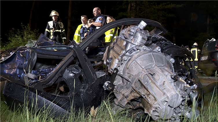 Die Fahrzeuge wurden bei der Kollision total demoliert.