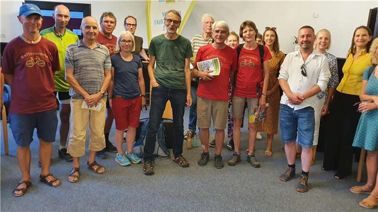 Die Fair Trade Steuerungsgruppe der Stadt Koblenz begrüßte den Verein WissenLeben e.V. im Rahmen ihrer öko-fairen Kaffeeradeltour im Koblenzer Rathaus. Quelle: BUND Koblenz
