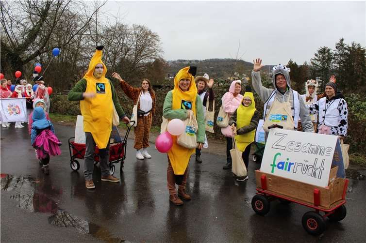 Die Fairtrade-Fußgruppe am Anfang und am Ende des Strohbartreibens. Foto: Karin Keelan
