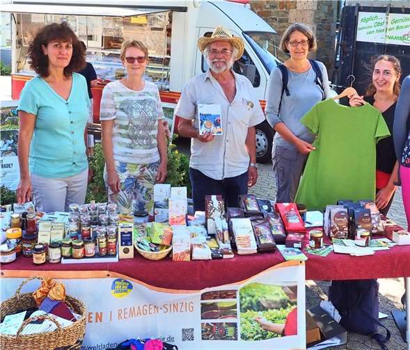 Die Fairtrade-Gruppe Sinzig auf dem Wochenmarkt in Bad Bodendorf (von links: Jasmin Sani, Renate Adams, Ingo Binnewerg, Silke Olesen, Oriana Baur). Foto: Sigrid Saak