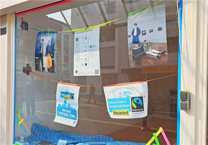 Die Fairtrade-Gruppe aus Stadt und Kreis informiert in einem dekorierten Schaufenster in der Neuwieder Innenstadt über fair gehandelte Kleidung.Foto: Stadt Neuwied