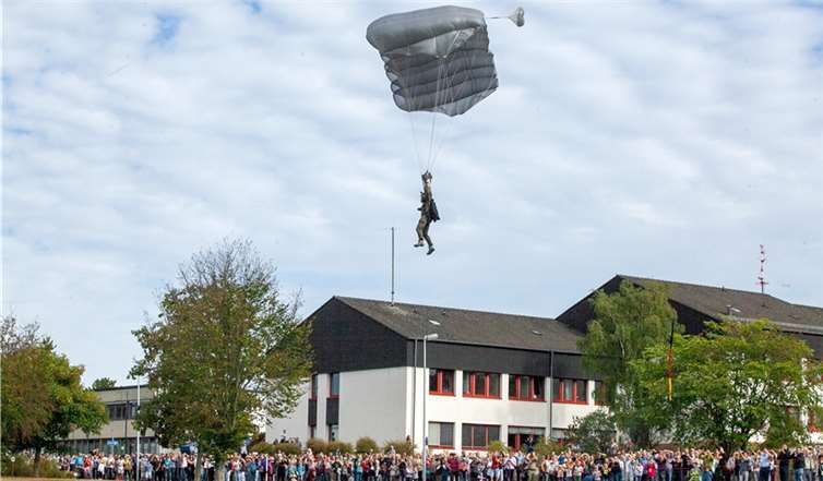 Die Fallschirmspringer der GSG 9 zeigten beim Tag der offenen Tür der Bundespolizei in Heimerzheim zielgenaue Absprünge.