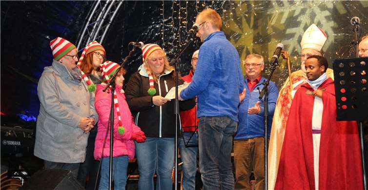 Die Familie Boos wird von Uwe Sigismund dem Vorsitzenden der Werbegemeinschaft Bendorf für den Gewinn des Glühweincontest 2017 ausgezeichnet