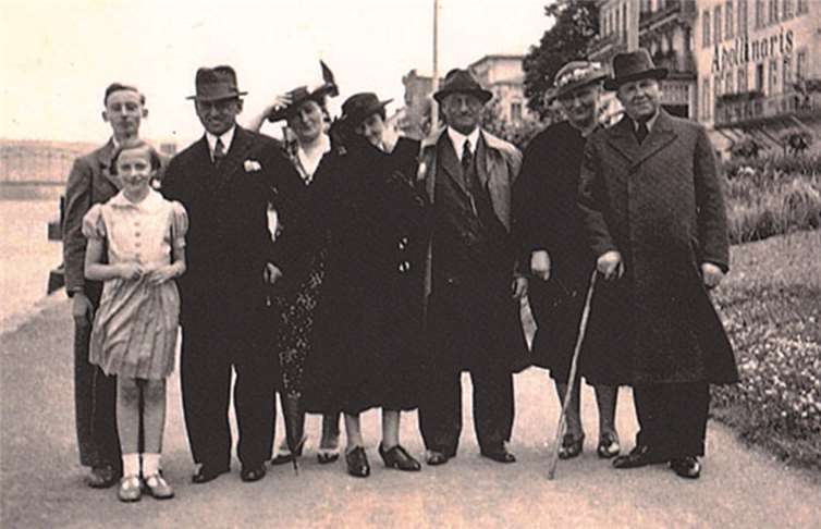 Die Familie Fassbender: Aufgenommen an der Remagener Rheinpromenade sind zu sehen (v.l.n.r.): Gerd Fassbender, seine Schwester Inge, die Eltern John und Elsa Fassbender, Sofie Katzenstein (geborene Fassbender), Julius Fassbender mit Ehefrau Susanne und David Katzenstein (Sofies Ehemann). Repro HG