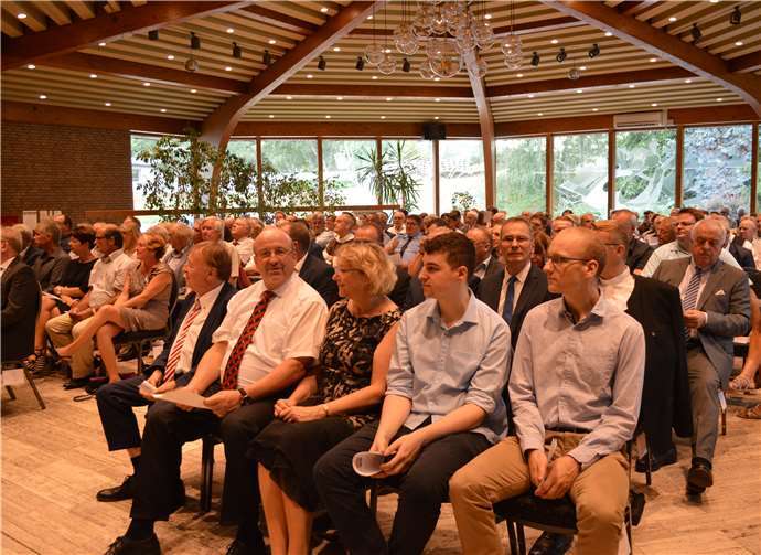 Die Familie Georgi im Vordergrund des vollen Foyers.