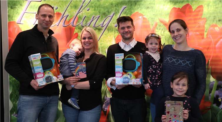 Die Familie Heine aus Mayen (l.) und die Familie Heinrichs aus Sinzig (r.) freuten sich über die tollen Spielzeugroboter, die Daniel Robbel (stellv. Chefredakteur ) an die Gewinner übergab.Foto: CF
