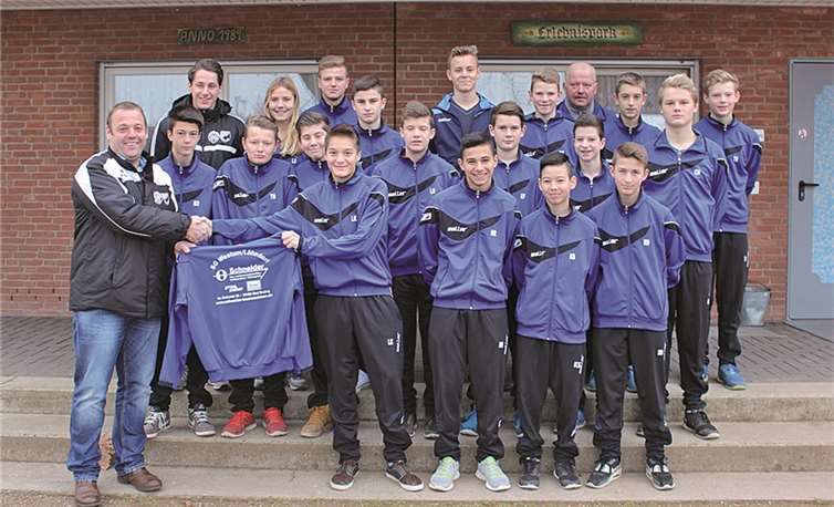 Die Familie Jörg Schneider überraschte die Mannschaft und die Trainer mit einem Satz neuer Trainingsanzüge. privat