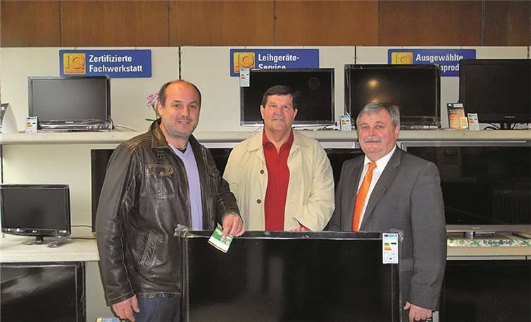 Die Familie Krämer aus Andernach bei der Übergabe des Flachbildschirms durch Bernd Kill von der Volksbank.privat