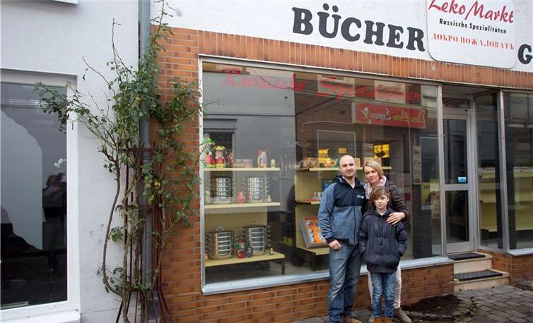 Die Familie Krug vor ihrem neuen Laden, der am 18. Januar eröffnet. -WT-