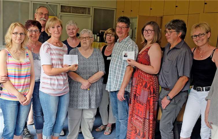 Die Familie Linden aus dem Westerwald übergibt den ehrenamtlichen Helfern der gerontopsychiatrischen Abteilung der Rhein-Mosel-Fachklinik Andernach eine Spende von 1600 Euro. privat